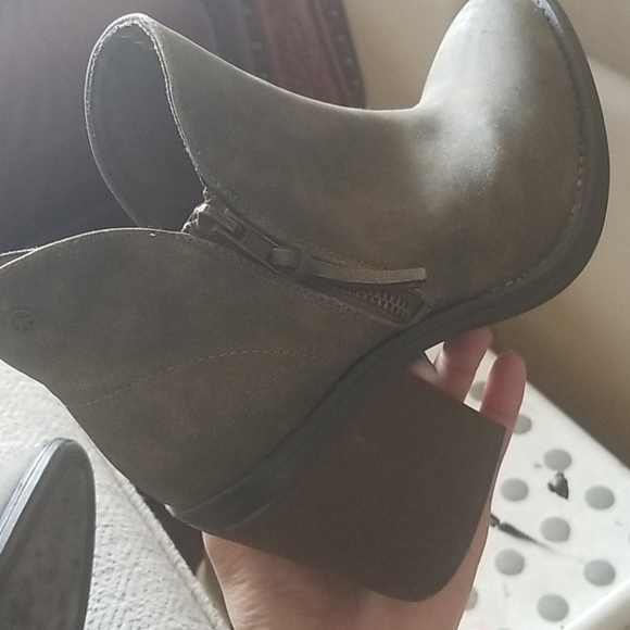 Barely worn heeled boots - Picture 6 of 8